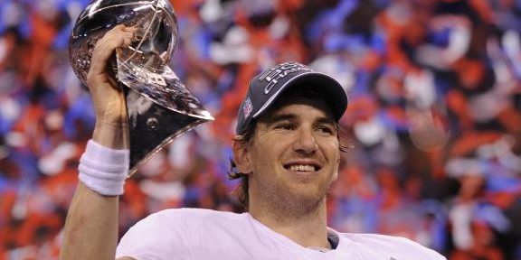 Eli Manning holds up the Vince Lombardi Trophy